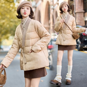 2025年冬季A字小个铜氨丝羽绒服冬装女浴袍式系带收腰V领复古提花,男士黑绿色风衣搭配什么裤子图片