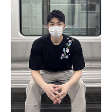 黑色
