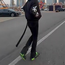 黑色