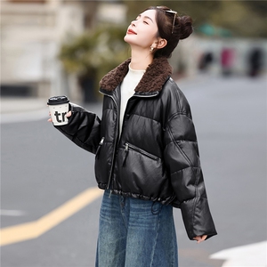 2025蛋白pu皮羽绒服女短款冬季新款免洗羊羔毛领小个子白鸭绒外套图片