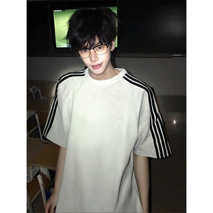 抖音得物品质二开240克宽松纯棉美式潮牌印花三条杠中性风短袖T恤图片