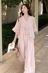粉色洋气温柔套装女2026夏新款喇叭袖蕾丝拼接上衣阔腿裤裙两件套图片