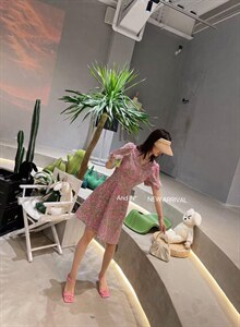 假日油画系女孩连衣裙图片