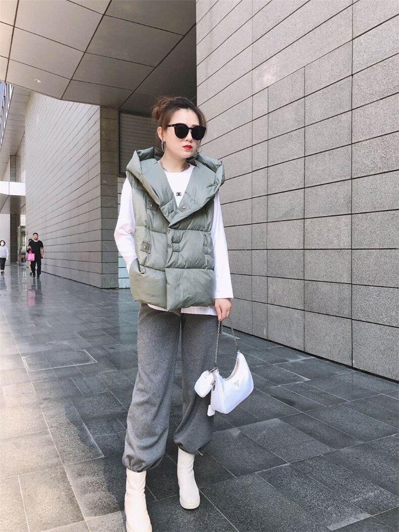 重工羽绒马甲  设计感超强   轻柔保暖 
两个码图片