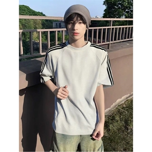 抖音得物品质二开240克宽松纯棉美式潮牌印花三条杠中性风短袖T恤图片