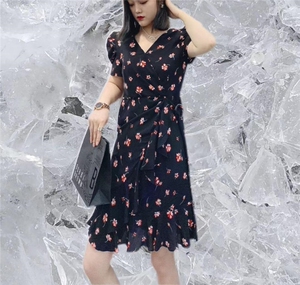 拼腰盼女人味花色连衣裙图片