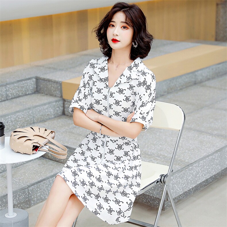 2024夏季新款优雅气质减龄V领简约时尚潮流短款印花连衣裙，女装连衣裙，三木叶子