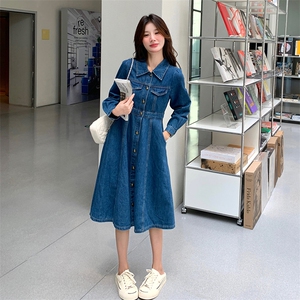 韩版复古牛仔连衣裙女2025年春秋季新款设计感收腰显瘦气质A字裙,女生风衣搭配包图片