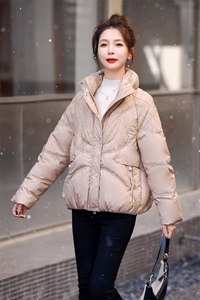 现货白鸭绒小众短款羽绒服女2023冬季新款时尚潮流加厚保暖羽绒服图片