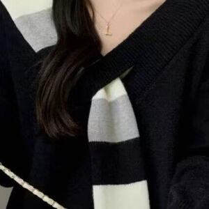 黑色V领围巾拼接毛衣男女情侣秋冬宽松休闲显瘦慵懒风针织衫上衣图片