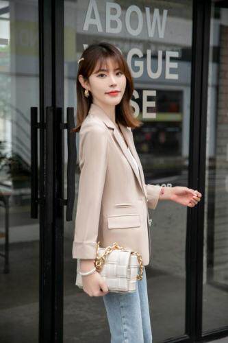 【新款现货】秋季亮丝条纹米色气质小西装，女装西装，水锦红