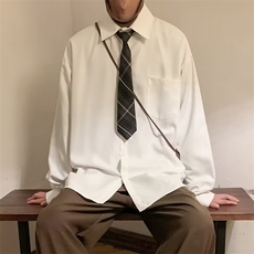 白色 配领带