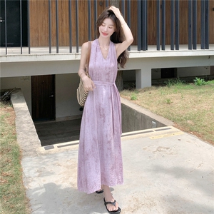 法式浪漫无袖碎花连衣裙女2025夏季新款氛围感度假风显瘦减龄长裙图片