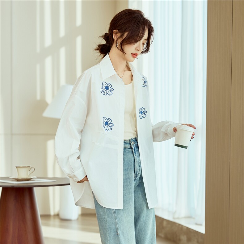 白色慵懒刺绣翻领衬衫女春季新款宽松气质衬衣设计感小众圆弧上衣,女装衬衫,梦懿尔