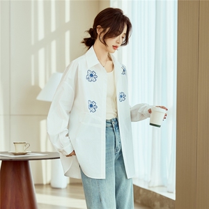 白色慵懒刺绣翻领衬衫女春季新款宽松气质衬衣设计感小众圆弧上衣图片