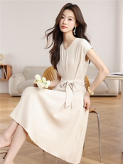 2026夏季绑带V领法式短袖高腰显瘦连衣裙女设计感赫本温柔风长裙，女装连衣裙，艾米