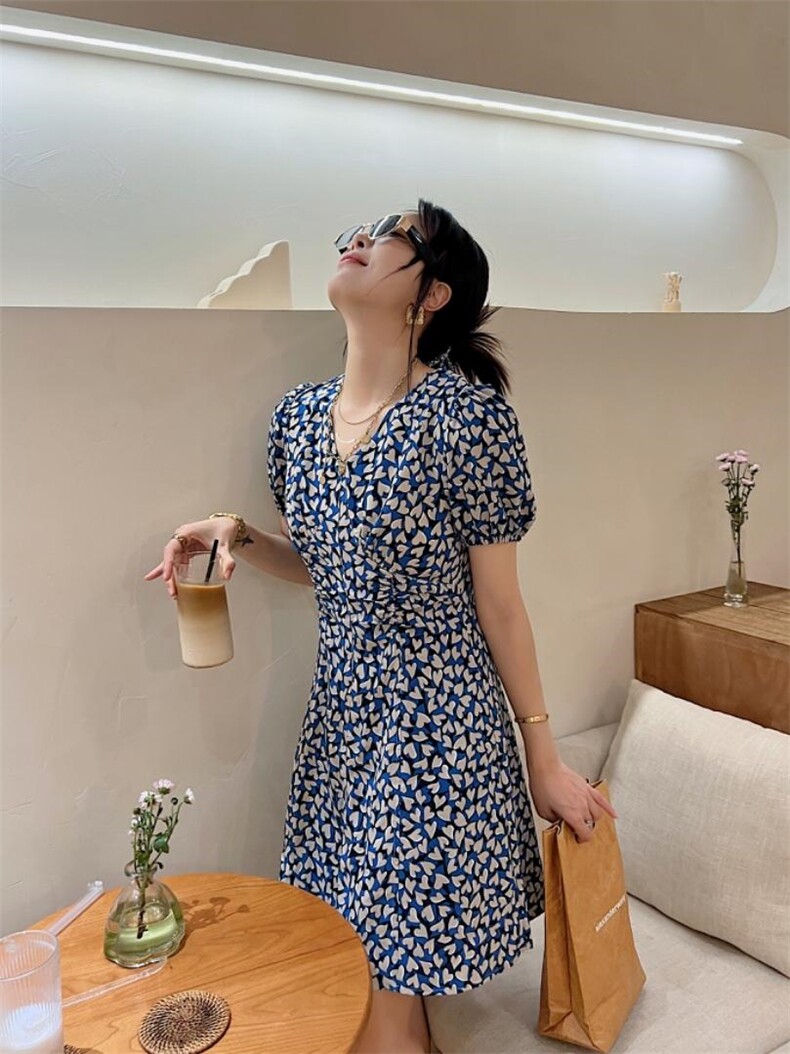 前侧两边抽皱连衣裙，女装连衣裙，玩美