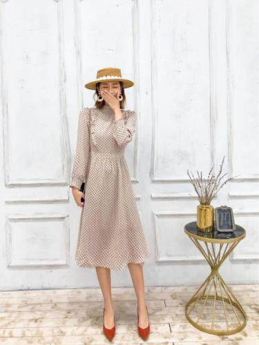 现货高领内搭连衣裙自然收腰设计很显瘦，女装连衣裙，荷塘月色