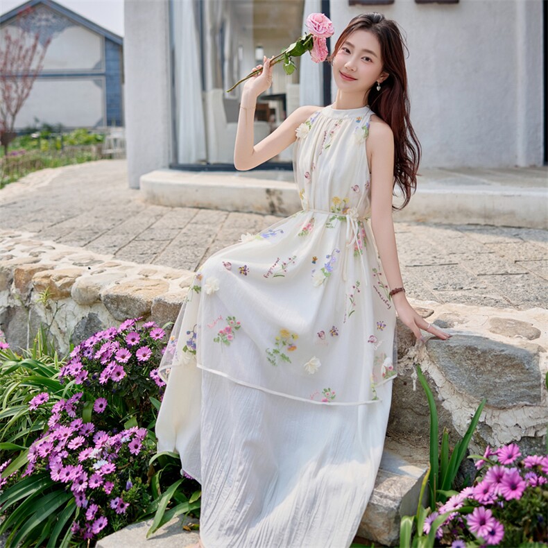 杏色立体花朵刺绣挂脖连衣裙女2025初夏新款法式高级感白月光长裙,女装连衣裙,难舍钰依