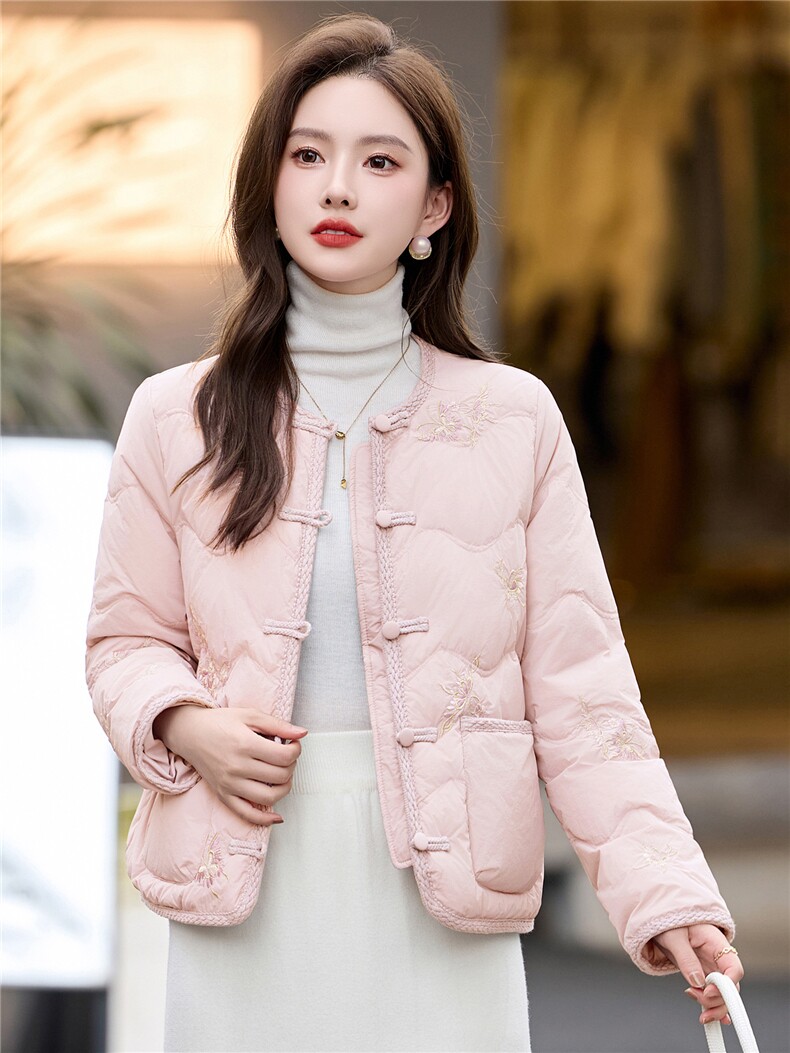时尚立领绣花羽绒服女2025冬季新中式宽松洋气短款90白鸭绒外套,女装羽绒服,伊航服饰