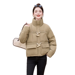 木头扣短款面包白鸭绒羽绒服图片