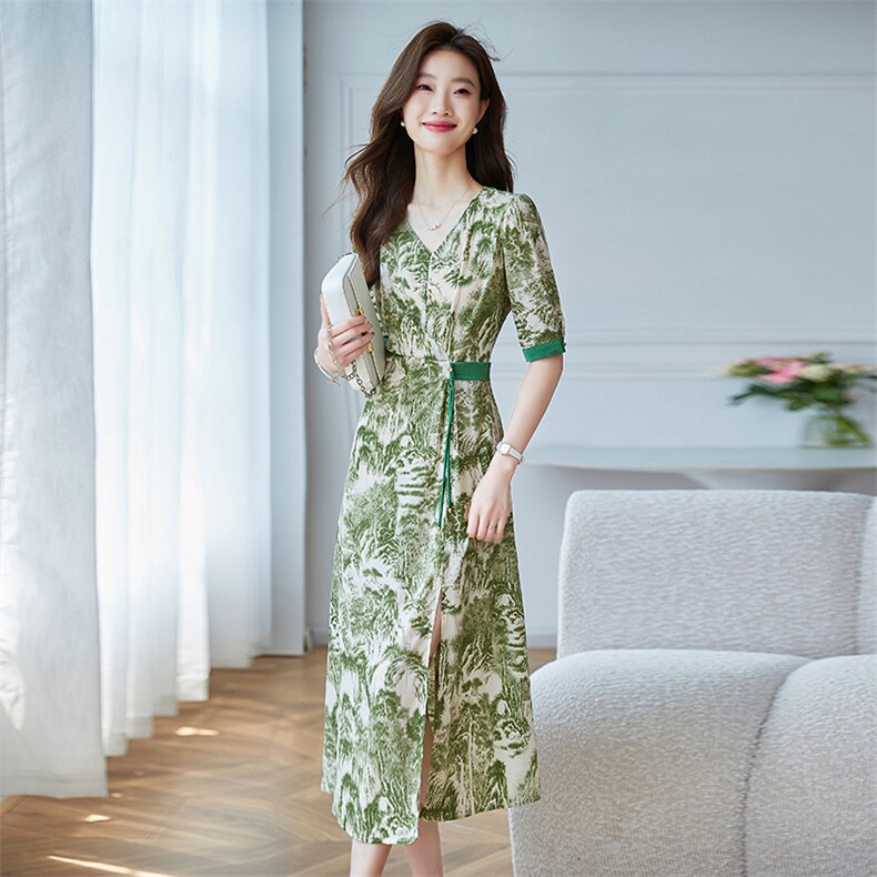 雪纺气质V领碎花连衣裙女2024夏季新款时尚洋气高端收腰修身裙子,女装连衣裙,施恩睿棋