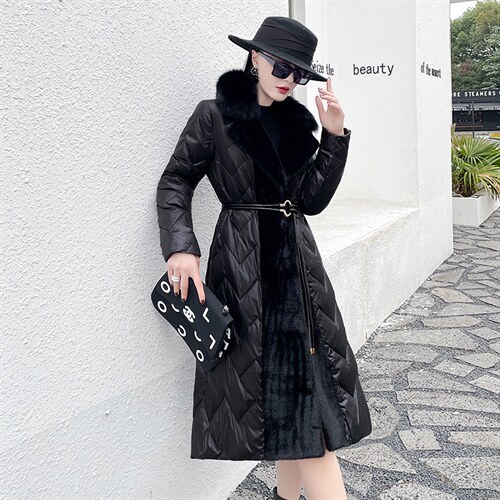 现货2022年冬季中长款真狐狸毛领收腰气质百搭腰带白鸭绒羽绒服，女装羽绒服，时尚俏佳人