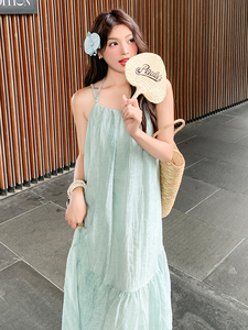 薄荷绿色法式吊带连衣裙女夏季2024新款度假风挂脖串珠气质长裙子图片