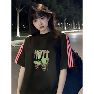 抖音得物品质二开240克宽松纯棉美式潮牌印花三条杠中性风短袖T恤图片
