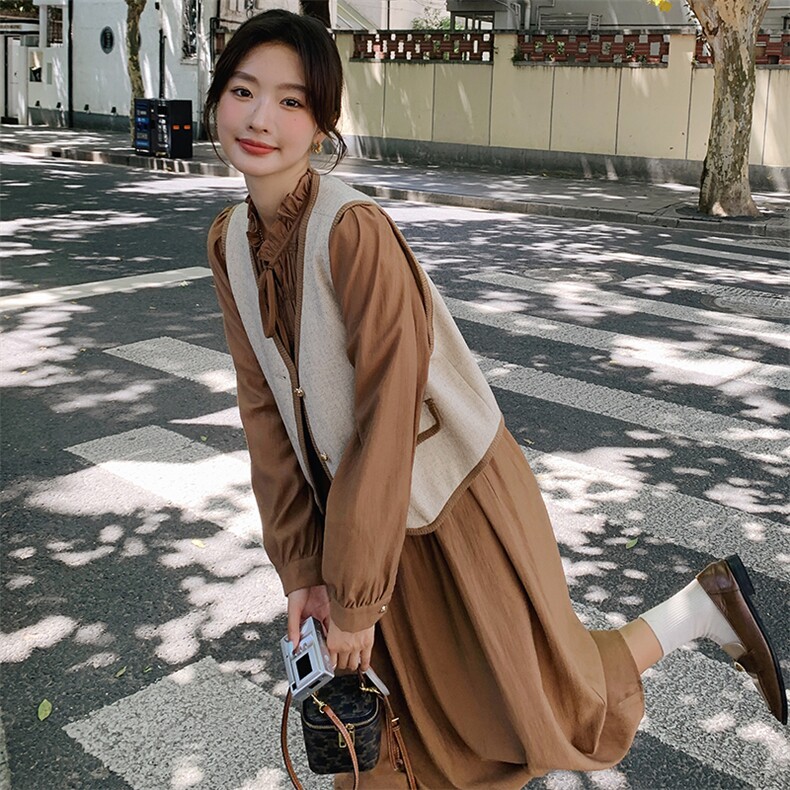 港风复古咖色马甲衬衫裙女秋2025新款轻熟风垂感高级感收腰连衣裙,女装连衣裙,C位
