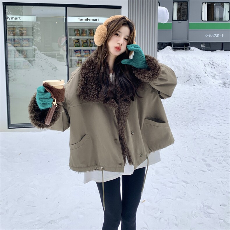军绿色羊羔毛拼接派克服女2025年冬季新款设计感加绒加厚工装棉服,女装皮草,2C193