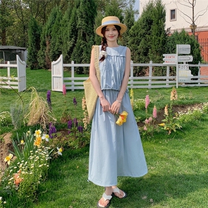 浅蓝色休闲套装裙女2025夏季新款法式设计感压褶背心半身裙两件套图片