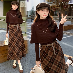 设计感洋气套装裙女2025冬新款针织斗篷打底衫格纹半身裙三件套图片