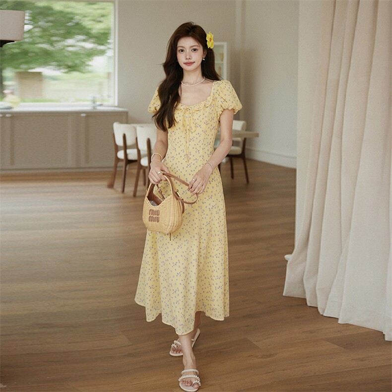 2025黄花法式浪漫小众裙子优雅气质V领收腰显瘦碎花连衣裙，女装连衣裙，艾米