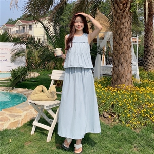 浅蓝色休闲套装裙女2025夏季新款法式设计感压褶背心半身裙两件套图片