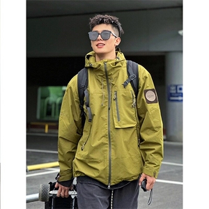 绿色户外冲锋衣外套男款春秋硬壳机能防水爬登山服旅行高级感夹克图片