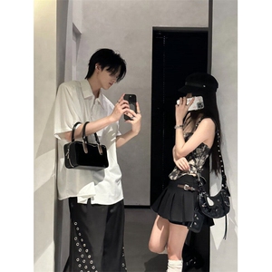 港风复古短袖衬衫男女夏季休闲别致正肩上衣小众设计感POLO领衬衣,白衬衫黑内衣穿搭图片