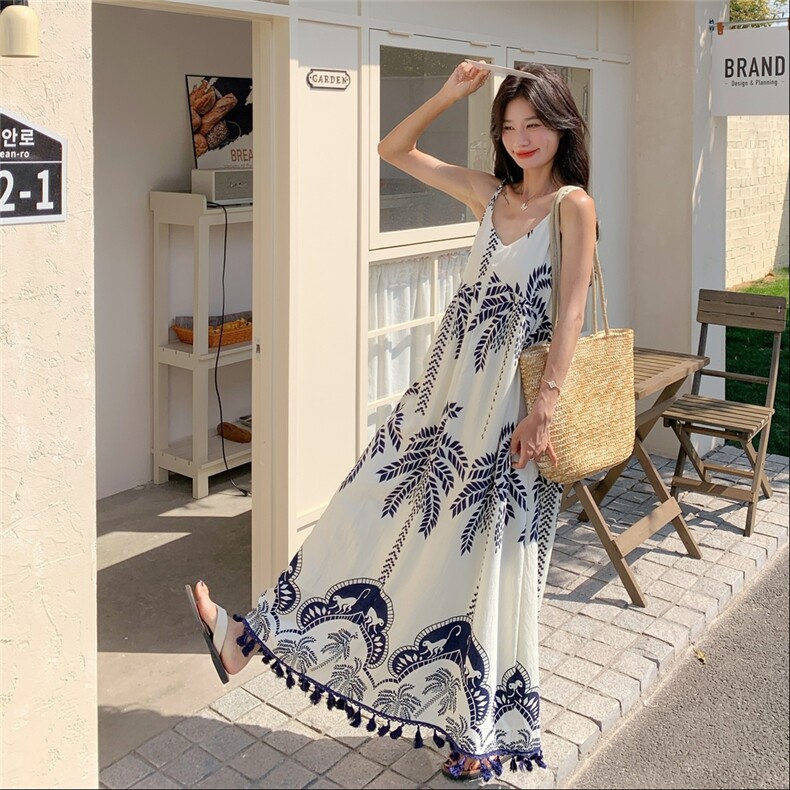 海边度假松弛感吊带连衣裙女2025年夏季新款印花流苏气质休闲长裙,女装连衣裙,诺蝶