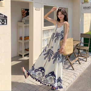 海边度假松弛感吊带连衣裙女2025年夏季新款印花流苏气质休闲长裙图片