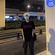 黑色