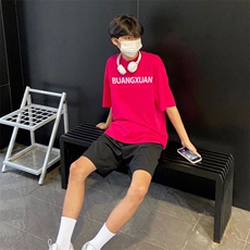 玫红色
