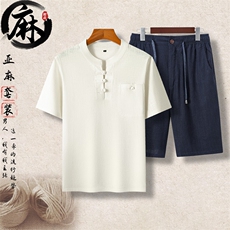 白色上衣＋深蓝短裤