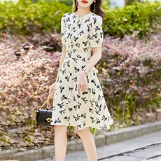 碎花连衣裙女夏季2025新款印花气质高级感显瘦小个子中女款a字裙，女装连衣裙，魅丽静蓝