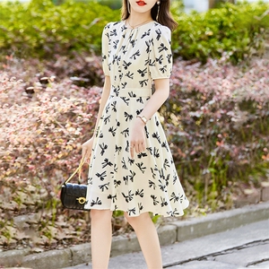 碎花连衣裙女夏季2025新款印花气质高级感显瘦小个子中女款a字裙图片