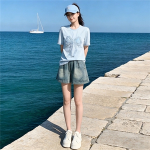 潮流时尚套装女夏新款圆领蕾丝拼接钉珠蝴蝶结短袖牛仔短裤两件套图片