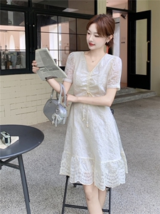 浅蓝色法式精致刺绣V领连衣裙女2026夏季新款巨好看气质减龄图片
