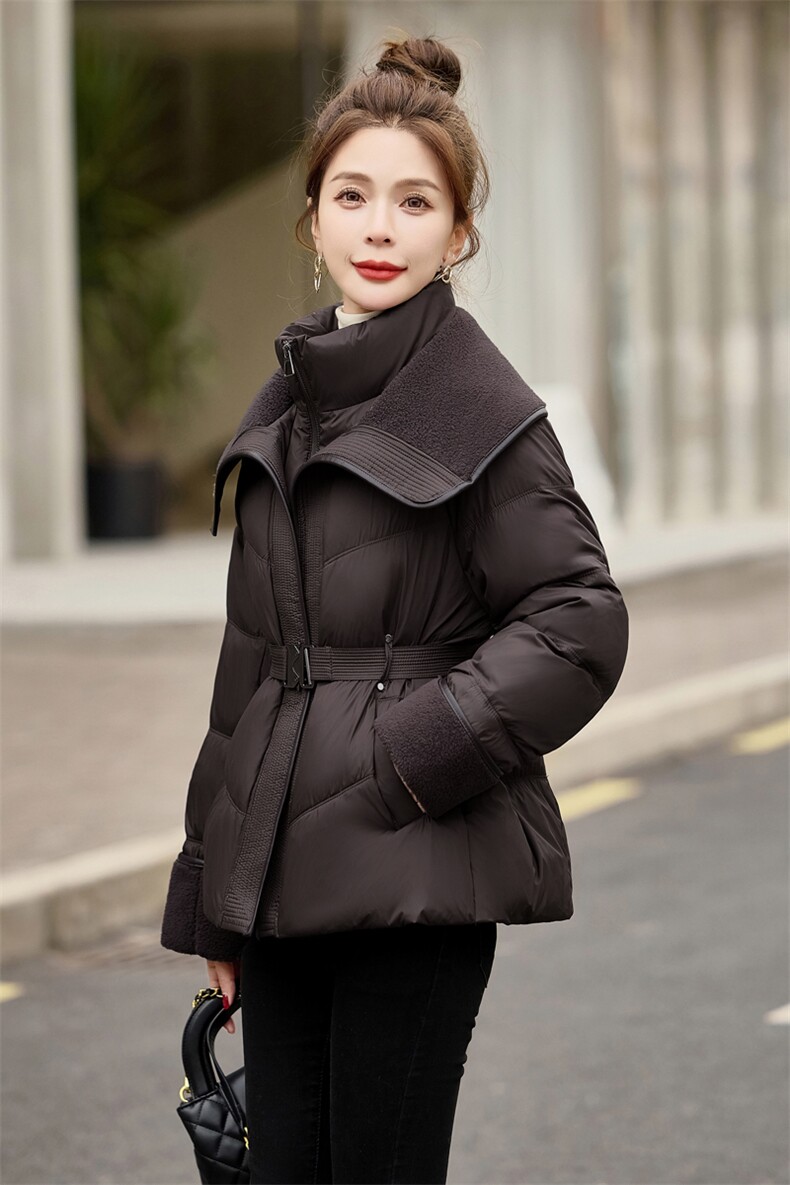 欧货大翻领羽绒服女短款2024冬季韩系小个子仿羊羔毛拼接送腰带外套,女装羽绒服,时尚俏佳人