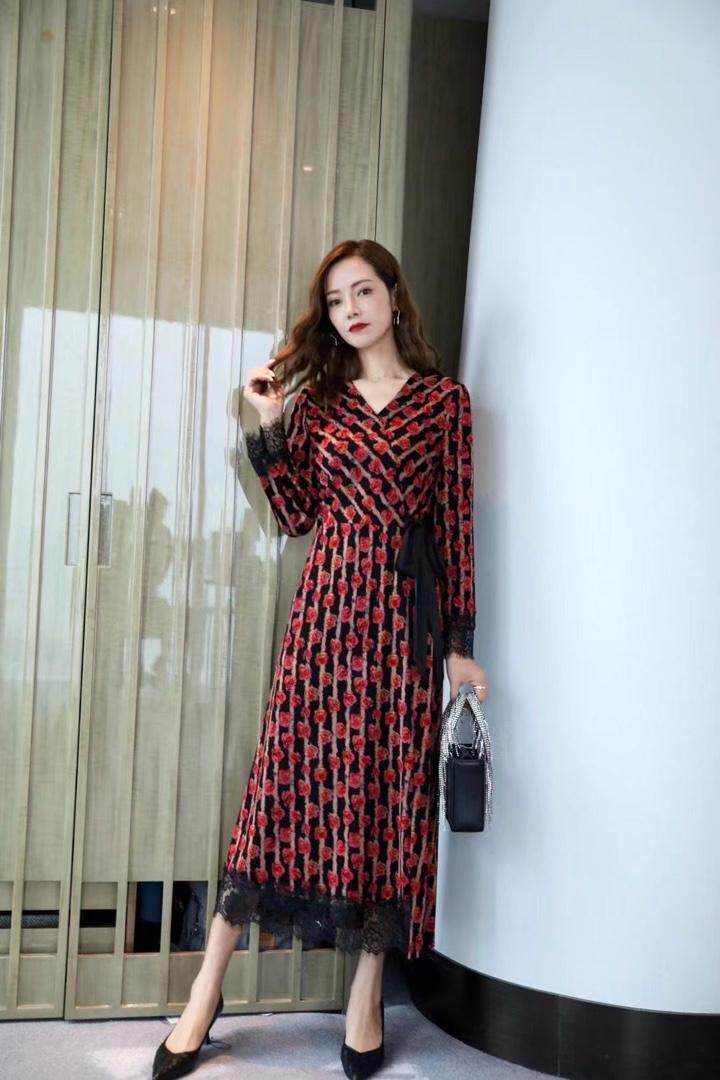 新款碎花气质连衣裙，女装连衣裙，蓝芝衣秀