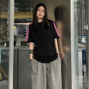 抖音得物品质二开240克宽松纯棉美式潮牌印花三条杠中性风短袖T恤图片