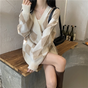 价宽松慵懒复古V领菱形撞色套头毛衣开衫图片